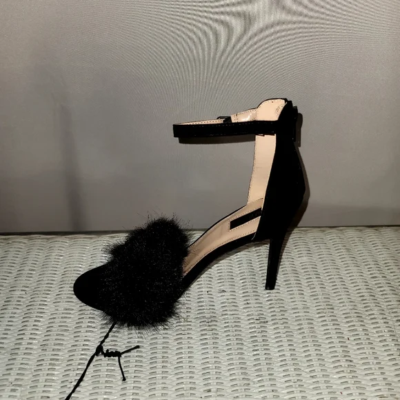 Brand new heels open toes, faux fur design various sizes, - Picture 7 of 7